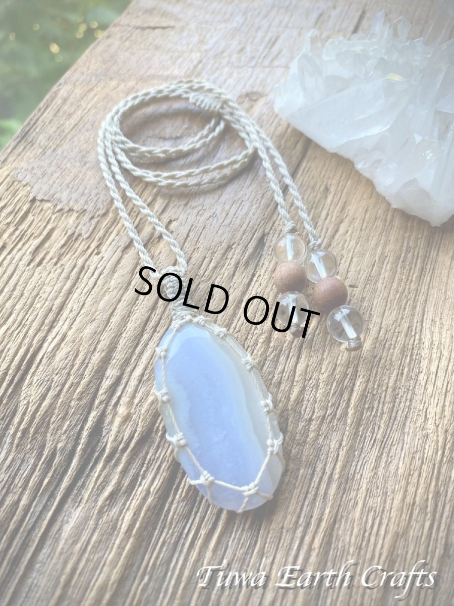 画像17: 【ストレス・緊張緩和・癒し効果】石全長4.3cm 大ぶり高品質ブルーレースアゲート シンプル　ペンダント・ネックレス＊ブルーカルセドニー 1点もの マクラメ編み ハンドメイド天然石 お守り パワーストーンアクセサリー 癒し効果 ヒーリングジュエリー　金属アレルギー対応 (17)