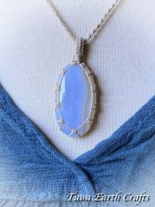 画像9: 【ストレス・緊張緩和・癒し効果】石全長4.3cm 大ぶり高品質ブルーレースアゲート シンプル　ペンダント・ネックレス＊ブルーカルセドニー 1点もの マクラメ編み ハンドメイド天然石 お守り パワーストーンアクセサリー 癒し効果 ヒーリングジュエリー　金属アレルギー対応 (9)