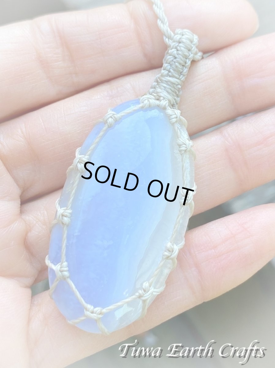 画像14: 【ストレス・緊張緩和・癒し効果】石全長4.3cm 大ぶり高品質ブルーレースアゲート シンプル　ペンダント・ネックレス＊ブルーカルセドニー 1点もの マクラメ編み ハンドメイド天然石 お守り パワーストーンアクセサリー 癒し効果 ヒーリングジュエリー　金属アレルギー対応 (14)