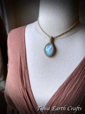 画像14: 【直感力アップ・潜在能力を引き出す】ファントム入り♪ 大ぶり高品質ブルームーンストーン ペンダント シンプル ネックレス 生成り★手編み マクラメ １点ものハンドメイド パワーストーン天然石ヒーリングお守りアクセサリー 金属アレルギー対応 (14)