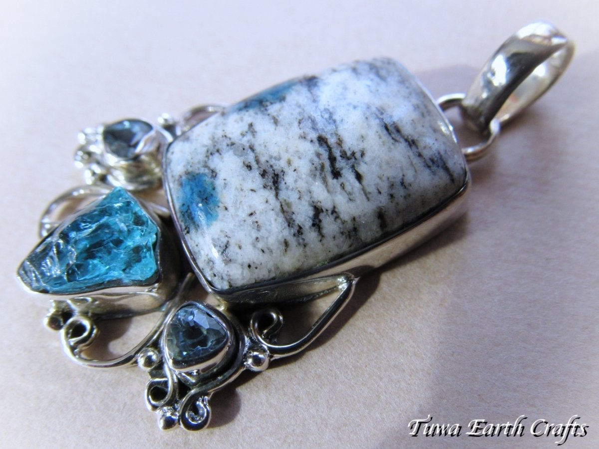 画像11: 高品質Ｋ２ストーン（アズライトイングラナイト）ペンダントトップ with ネオンブルーアパタイト原石＆宝石質ブルートパーズ★1点物 スターリグシルバー★ヒーリングクリスタル★レアストーン　パワーストーン天然石アクセサリー スピリチュアル (11)