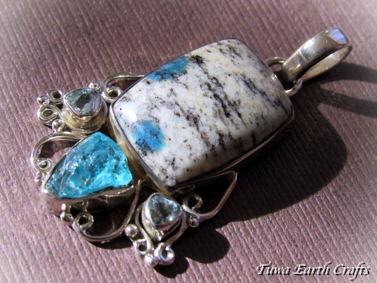 画像3: 高品質Ｋ２ストーン（アズライトイングラナイト）ペンダントトップ with ネオンブルーアパタイト原石＆宝石質ブルートパーズ★1点物 スターリグシルバー★ヒーリングクリスタル★レアストーン　パワーストーン天然石アクセサリー スピリチュアル (3)
