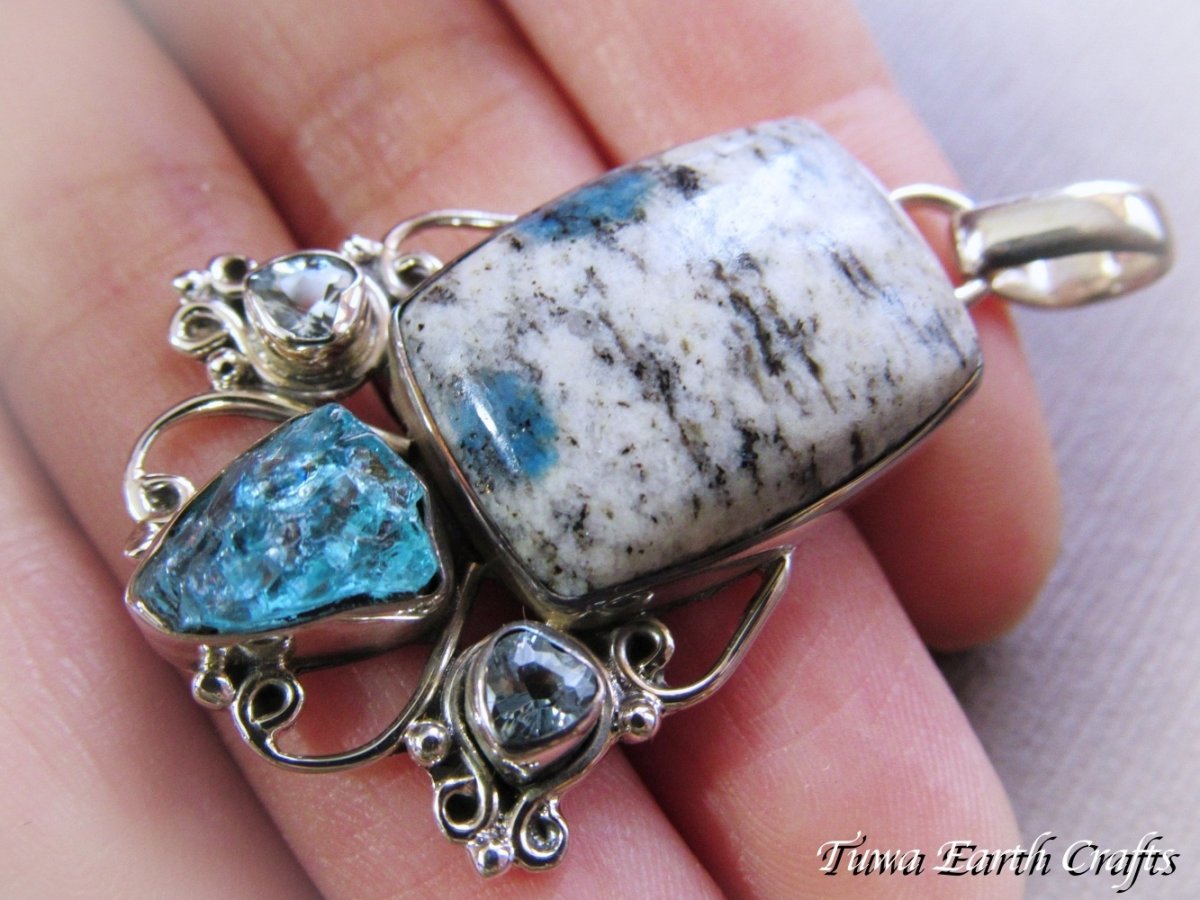 画像8: 高品質Ｋ２ストーン（アズライトイングラナイト）ペンダントトップ with ネオンブルーアパタイト原石＆宝石質ブルートパーズ★1点物 スターリグシルバー★ヒーリングクリスタル★レアストーン　パワーストーン天然石アクセサリー スピリチュアル (8)