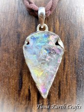 画像1: 【自信アップ・夢の実現・オーラの浄化】高品質 虹色エンジェルオーラクォーツ/レインボーオーラ ペンダントトップ　矢じり型　オーラ水晶　クリスタルヒーリングストーン お守り ジュエリー 天然石パワーストーン アクセサリー スピリチュアル (1)