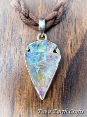 画像19: 【自信アップ・夢の実現・オーラの浄化】高品質 虹色エンジェルオーラクォーツ/レインボーオーラ ペンダントトップ　矢じり型　オーラ水晶　クリスタルヒーリングストーン お守り ジュエリー 天然石パワーストーン アクセサリー スピリチュアル (19)