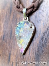 画像26: 【自信アップ・夢の実現・オーラの浄化】高品質 虹色エンジェルオーラクォーツ/レインボーオーラ ペンダントトップ　矢じり型　オーラ水晶　クリスタルヒーリングストーン お守り ジュエリー 天然石パワーストーン アクセサリー スピリチュアル (26)