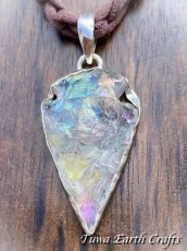 画像4: 【自信アップ・夢の実現・オーラの浄化】高品質 虹色エンジェルオーラクォーツ/レインボーオーラ ペンダントトップ　矢じり型　オーラ水晶　クリスタルヒーリングストーン お守り ジュエリー 天然石パワーストーン アクセサリー スピリチュアル (4)