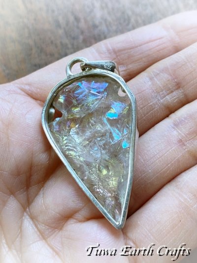 画像1: 【自信アップ・夢の実現・オーラの浄化】高品質 虹色エンジェルオーラクォーツ/レインボーオーラ ペンダントトップ　矢じり型　オーラ水晶　クリスタルヒーリングストーン お守り ジュエリー 天然石パワーストーン アクセサリー スピリチュアル