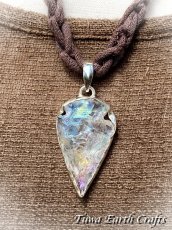 画像12: 【自信アップ・夢の実現・オーラの浄化】高品質 虹色エンジェルオーラクォーツ/レインボーオーラ ペンダントトップ　矢じり型　オーラ水晶　クリスタルヒーリングストーン お守り ジュエリー 天然石パワーストーン アクセサリー スピリチュアル (12)