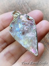 画像11: 【自信アップ・夢の実現・オーラの浄化】高品質 虹色エンジェルオーラクォーツ/レインボーオーラ ペンダントトップ　矢じり型　オーラ水晶　クリスタルヒーリングストーン お守り ジュエリー 天然石パワーストーン アクセサリー スピリチュアル (11)