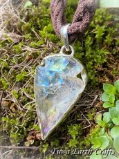 画像17: 【自信アップ・夢の実現・オーラの浄化】高品質 虹色エンジェルオーラクォーツ/レインボーオーラ ペンダントトップ　矢じり型　オーラ水晶　クリスタルヒーリングストーン お守り ジュエリー 天然石パワーストーン アクセサリー スピリチュアル (17)