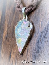 画像25: 【自信アップ・夢の実現・オーラの浄化】高品質 虹色エンジェルオーラクォーツ/レインボーオーラ ペンダントトップ　矢じり型　オーラ水晶　クリスタルヒーリングストーン お守り ジュエリー 天然石パワーストーン アクセサリー スピリチュアル (25)