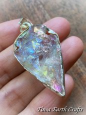 画像10: 【自信アップ・夢の実現・オーラの浄化】高品質 虹色エンジェルオーラクォーツ/レインボーオーラ ペンダントトップ　矢じり型　オーラ水晶　クリスタルヒーリングストーン お守り ジュエリー 天然石パワーストーン アクセサリー スピリチュアル (10)