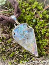 画像18: 【自信アップ・夢の実現・オーラの浄化】高品質 虹色エンジェルオーラクォーツ/レインボーオーラ ペンダントトップ　矢じり型　オーラ水晶　クリスタルヒーリングストーン お守り ジュエリー 天然石パワーストーン アクセサリー スピリチュアル (18)