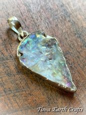 画像7: 【自信アップ・夢の実現・オーラの浄化】高品質 虹色エンジェルオーラクォーツ/レインボーオーラ ペンダントトップ　矢じり型　オーラ水晶　クリスタルヒーリングストーン お守り ジュエリー 天然石パワーストーン アクセサリー スピリチュアル (7)