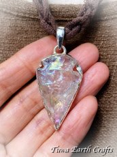画像15: 【自信アップ・夢の実現・オーラの浄化】高品質 虹色エンジェルオーラクォーツ/レインボーオーラ ペンダントトップ　矢じり型　オーラ水晶　クリスタルヒーリングストーン お守り ジュエリー 天然石パワーストーン アクセサリー スピリチュアル (15)