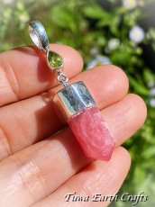 画像3: 【ヒーリング効果・美的感覚アップ】高品質インカローズ ポイント ペンダントトップ with 宝石質ペリドット  ロードクロサイト 1点もの ワンド スターリングシルバー天然石パワーストーンアクセサリー ヒーリングストーン お守りジュエリー (3)