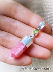 画像9: 【ヒーリング効果・美的感覚アップ】高品質インカローズ ポイント ペンダントトップ with 宝石質ペリドット  ロードクロサイト 1点もの ワンド スターリングシルバー天然石パワーストーンアクセサリー ヒーリングストーン お守りジュエリー (9)