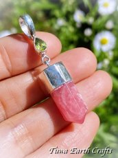 画像1: 【ヒーリング効果・美的感覚アップ】高品質インカローズ ポイント ペンダントトップ with 宝石質ペリドット  ロードクロサイト 1点もの ワンド スターリングシルバー天然石パワーストーンアクセサリー ヒーリングストーン お守りジュエリー (1)