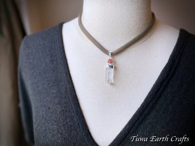 画像3: 【浄化・魔除け】虹入り🌈♪ 高品質 大ぶり水晶ポイント ペンダントトップ with レインボーサンストーン★1点物 クリスタルワンド パワーストーン 天然石ヒーリングアクセサリー 4月誕生石 お守り スターリングシルバー