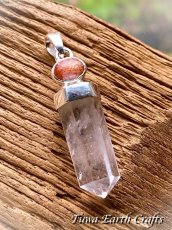 画像7: 【浄化・魔除け】虹入り🌈♪ 高品質 大ぶり水晶ポイント ペンダントトップ with レインボーサンストーン★1点物 クリスタルワンド パワーストーン 天然石ヒーリングアクセサリー 4月誕生石 お守り スターリングシルバー (7)