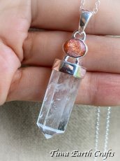 画像17: 【浄化・魔除け】虹入り🌈♪ 高品質 大ぶり水晶ポイント ペンダントトップ with レインボーサンストーン★1点物 クリスタルワンド パワーストーン 天然石ヒーリングアクセサリー 4月誕生石 お守り スターリングシルバー (17)