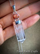 画像15: 【浄化・魔除け】虹入り🌈♪ 高品質 大ぶり水晶ポイント ペンダントトップ with レインボーサンストーン★1点物 クリスタルワンド パワーストーン 天然石ヒーリングアクセサリー 4月誕生石 お守り スターリングシルバー (15)