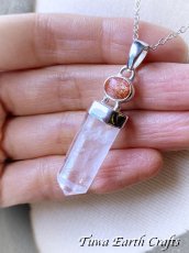 画像11: 【浄化・魔除け】虹入り🌈♪ 高品質 大ぶり水晶ポイント ペンダントトップ with レインボーサンストーン★1点物 クリスタルワンド パワーストーン 天然石ヒーリングアクセサリー 4月誕生石 お守り スターリングシルバー (11)