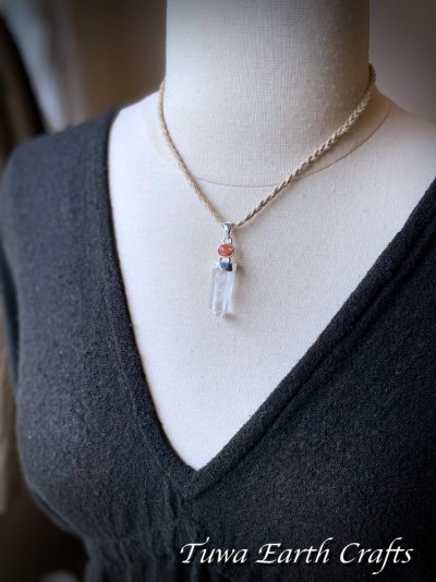 画像2: 【浄化・魔除け】虹入り🌈♪ 高品質 大ぶり水晶ポイント ペンダントトップ with レインボーサンストーン★1点物 クリスタルワンド パワーストーン 天然石ヒーリングアクセサリー 4月誕生石 お守り スターリングシルバー
