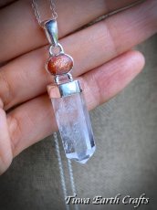 画像16: 【浄化・魔除け】虹入り🌈♪ 高品質 大ぶり水晶ポイント ペンダントトップ with レインボーサンストーン★1点物 クリスタルワンド パワーストーン 天然石ヒーリングアクセサリー 4月誕生石 お守り スターリングシルバー (16)