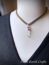画像18: 【浄化・魔除け】虹入り🌈♪ 高品質 大ぶり水晶ポイント ペンダントトップ with レインボーサンストーン★1点物 クリスタルワンド パワーストーン 天然石ヒーリングアクセサリー 4月誕生石 お守り スターリングシルバー (18)