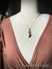 画像6: 【厄除け・自信アップ・夢の実現をサポート】 高品質ヒーラーズゴールド/アパッチゴールド ペンダントトップ with きらきら宝石質シトリン★1点物 天然石パワーストーンアクセサリー スピリチュアルお守りヒーリングクリスタルジュエリー 陰陽バランス (6)