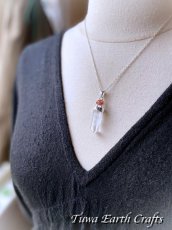 画像10: 【浄化・魔除け】虹入り🌈♪ 高品質 大ぶり水晶ポイント ペンダントトップ with レインボーサンストーン★1点物 クリスタルワンド パワーストーン 天然石ヒーリングアクセサリー 4月誕生石 お守り スターリングシルバー (10)