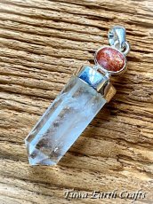 画像3: 【浄化・魔除け】虹入り🌈♪ 高品質 大ぶり水晶ポイント ペンダントトップ with レインボーサンストーン★1点物 クリスタルワンド パワーストーン 天然石ヒーリングアクセサリー 4月誕生石 お守り スターリングシルバー (3)