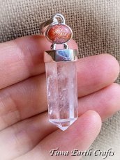 画像1: 【浄化・魔除け】虹入り🌈♪ 高品質 大ぶり水晶ポイント ペンダントトップ with レインボーサンストーン★1点物 クリスタルワンド パワーストーン 天然石ヒーリングアクセサリー 4月誕生石 お守り スターリングシルバー (1)