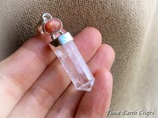 画像21: 【浄化・魔除け】虹入り🌈♪ 高品質 大ぶり水晶ポイント ペンダントトップ with レインボーサンストーン★1点物 クリスタルワンド パワーストーン 天然石ヒーリングアクセサリー 4月誕生石 お守り スターリングシルバー (21)