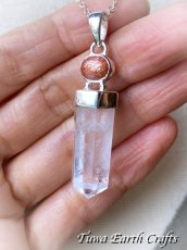 画像12: 【浄化・魔除け】虹入り🌈♪ 高品質 大ぶり水晶ポイント ペンダントトップ with レインボーサンストーン★1点物 クリスタルワンド パワーストーン 天然石ヒーリングアクセサリー 4月誕生石 お守り スターリングシルバー (12)