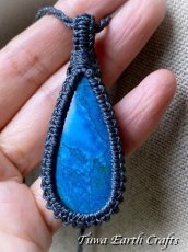 画像2: 石全長４cm大ぶり♪【魔除け・直感力アップ・旅のお守り】高品質シャッタカイト ペンダントトップ マクラメ シンプル*ブルー 青い石 1点ものヒーリングジュエリー 天然石パワーストーンアクセサリー スピリチュアル ジュエリー (2)