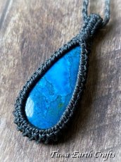 画像1: 石全長４cm大ぶり♪【魔除け・直感力アップ・旅のお守り】高品質シャッタカイト ペンダントトップ マクラメ シンプル*ブルー 青い石 1点ものヒーリングジュエリー 天然石パワーストーンアクセサリー スピリチュアル ジュエリー (1)
