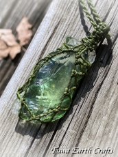 画像1: 【霊的成長・変革を促す】両面使い可能♪ 全長5cm大ぶり 高品質アンダラクリスタル（シエラネバダ産）ネックレス・ペンダント エターナルスプリング 緑 ライトグリーン シンプル＆ナチュラル マクラメ 1点もの パワーストーン 天然石 ハンドメイドアクセサリー スピリチュアル お守り ヒーリングジュエリー 癒し効果 (1)