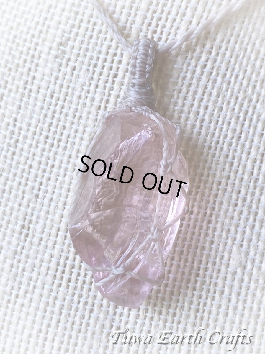 画像8: 高品質アンダラクリスタル（シエラネバダ産）ネックレス・ペンダント  希少ハートオブゴッドウィズインピンク シンプル＆ナチュラル マクラメ 1点ものパワーストーン天然石ハンドメイドアクセサリー スピリチュアルお守りヒーリングジュエリー (8)
