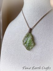 画像15: 両面使い可能♪ 大ぶり 高品質アンダラクリスタル（シエラネバダ産）ネックレス・ペンダント 希少エターナルスプリング/ パステルアイス 緑 ライトグリーン アップルグリーン  シンプル＆ナチュラル マクラメ 1点もの パワーストーン 天然石 ハンドメイドアクセサリー スピリチュアル お守り ヒーリングジュエリー 癒し効果 (15)
