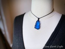 画像16: 虹入り🌈✨高品質アンダラクリスタル（シエラネバダ産）美原石ネックレス・ペンダント エレスチャルサファイア  ブルー 青 シンプル＆ナチュラル マクラメ 1点もの パワーストーン 天然石 ハンドメイドアクセサリー スピリチュアル お守り ヒーリングジュエリー　金属アレルギー対応 (16)