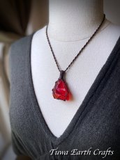 画像19: 石全長4cm大ぶり♪ 高品質アンダラクリスタル（シエラネバダ産）ネックレス・ペンダント  宝石質 希少レムリアンサンライズ / ドラゴンズブラッド レッド 赤 シンプル＆ナチュラル マクラメ 1点ものパワーストーン天然石ハンドメイドアクセサリー スピリチュアルお守りヒーリングジュエリー (19)