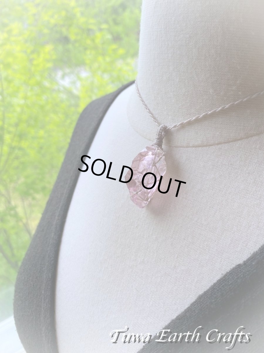 画像14: 高品質アンダラクリスタル（シエラネバダ産）ネックレス・ペンダント  希少ハートオブゴッドウィズインピンク シンプル＆ナチュラル マクラメ 1点ものパワーストーン天然石ハンドメイドアクセサリー スピリチュアルお守りヒーリングジュエリー (14)