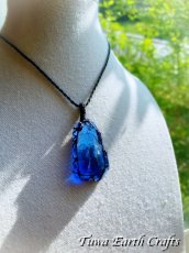 画像33: 虹入り🌈✨高品質アンダラクリスタル（シエラネバダ産）美原石ネックレス・ペンダント エレスチャルサファイア  ブルー 青 シンプル＆ナチュラル マクラメ 1点もの パワーストーン 天然石 ハンドメイドアクセサリー スピリチュアル お守り ヒーリングジュエリー　金属アレルギー対応 (33)