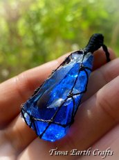 画像1: 虹入り🌈✨高品質アンダラクリスタル（シエラネバダ産）美原石ネックレス・ペンダント エレスチャルサファイア  ブルー 青 シンプル＆ナチュラル マクラメ 1点もの パワーストーン 天然石 ハンドメイドアクセサリー スピリチュアル お守り ヒーリングジュエリー　金属アレルギー対応 (1)