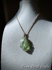 画像40: 両面使い可能♪ 大ぶり 高品質アンダラクリスタル（シエラネバダ産）ネックレス・ペンダント 希少エターナルスプリング/ パステルアイス 緑 ライトグリーン アップルグリーン  シンプル＆ナチュラル マクラメ 1点もの パワーストーン 天然石 ハンドメイドアクセサリー スピリチュアル お守り ヒーリングジュエリー 癒し効果 (40)