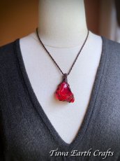 画像22: 石全長4cm大ぶり♪ 高品質アンダラクリスタル（シエラネバダ産）ネックレス・ペンダント  宝石質 希少レムリアンサンライズ / ドラゴンズブラッド レッド 赤 シンプル＆ナチュラル マクラメ 1点ものパワーストーン天然石ハンドメイドアクセサリー スピリチュアルお守りヒーリングジュエリー (22)