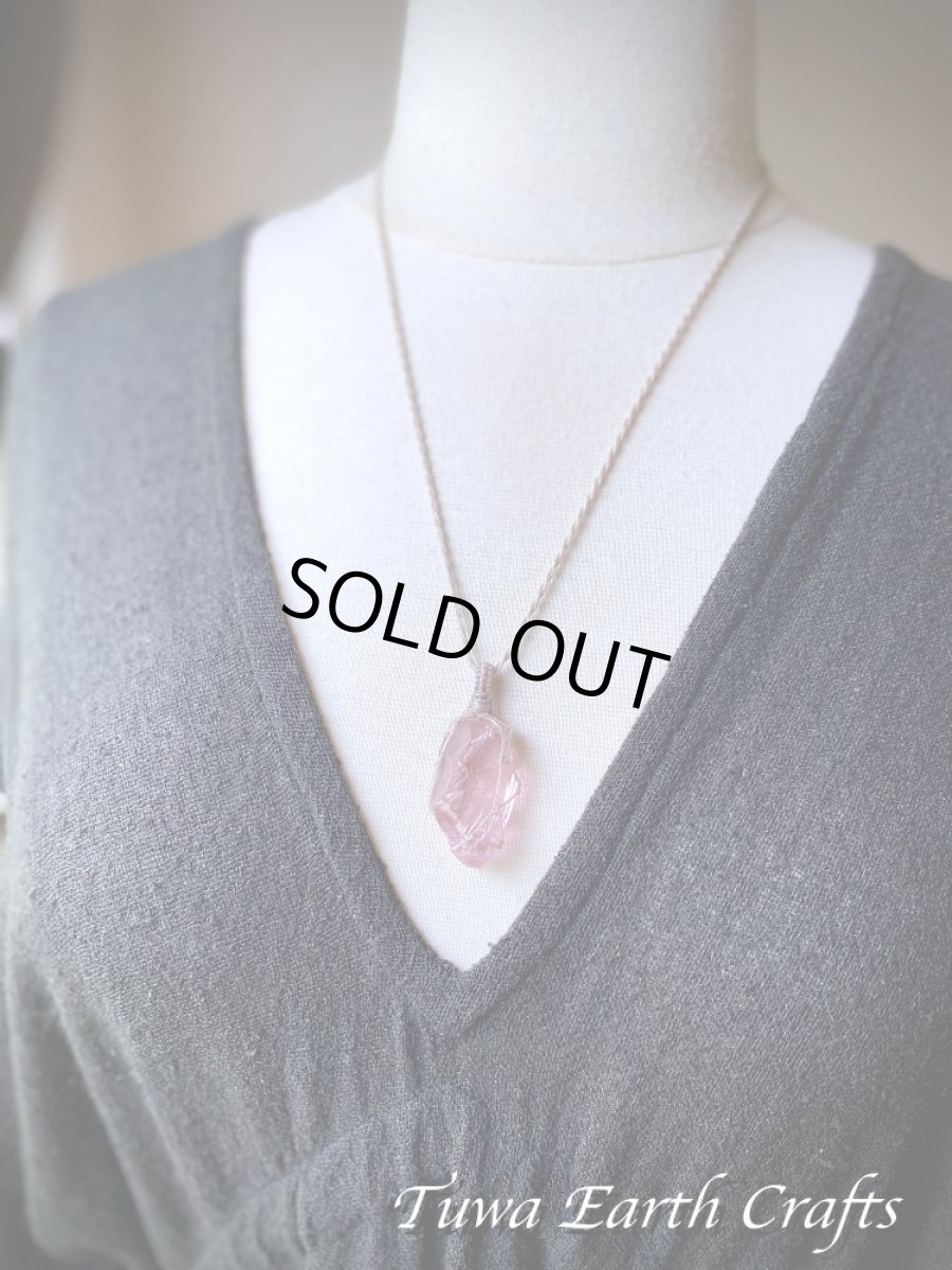 画像15: 高品質アンダラクリスタル（シエラネバダ産）ネックレス・ペンダント  希少ハートオブゴッドウィズインピンク シンプル＆ナチュラル マクラメ 1点ものパワーストーン天然石ハンドメイドアクセサリー スピリチュアルお守りヒーリングジュエリー (15)